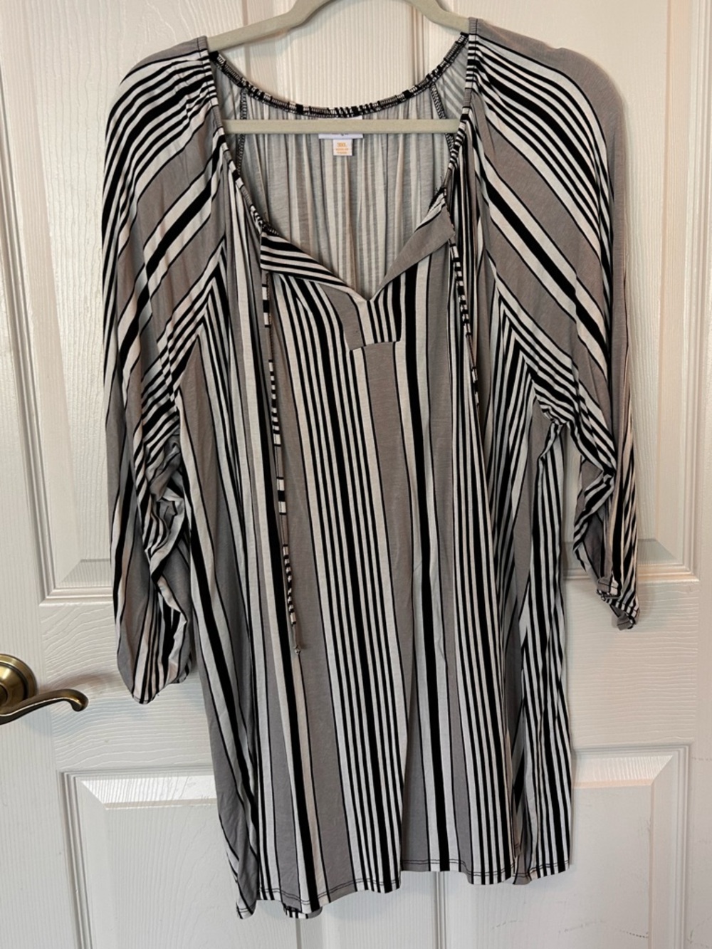LuLaRoe ‘Debra’ - Striped V-Neck Tunic in Black, White & Gray